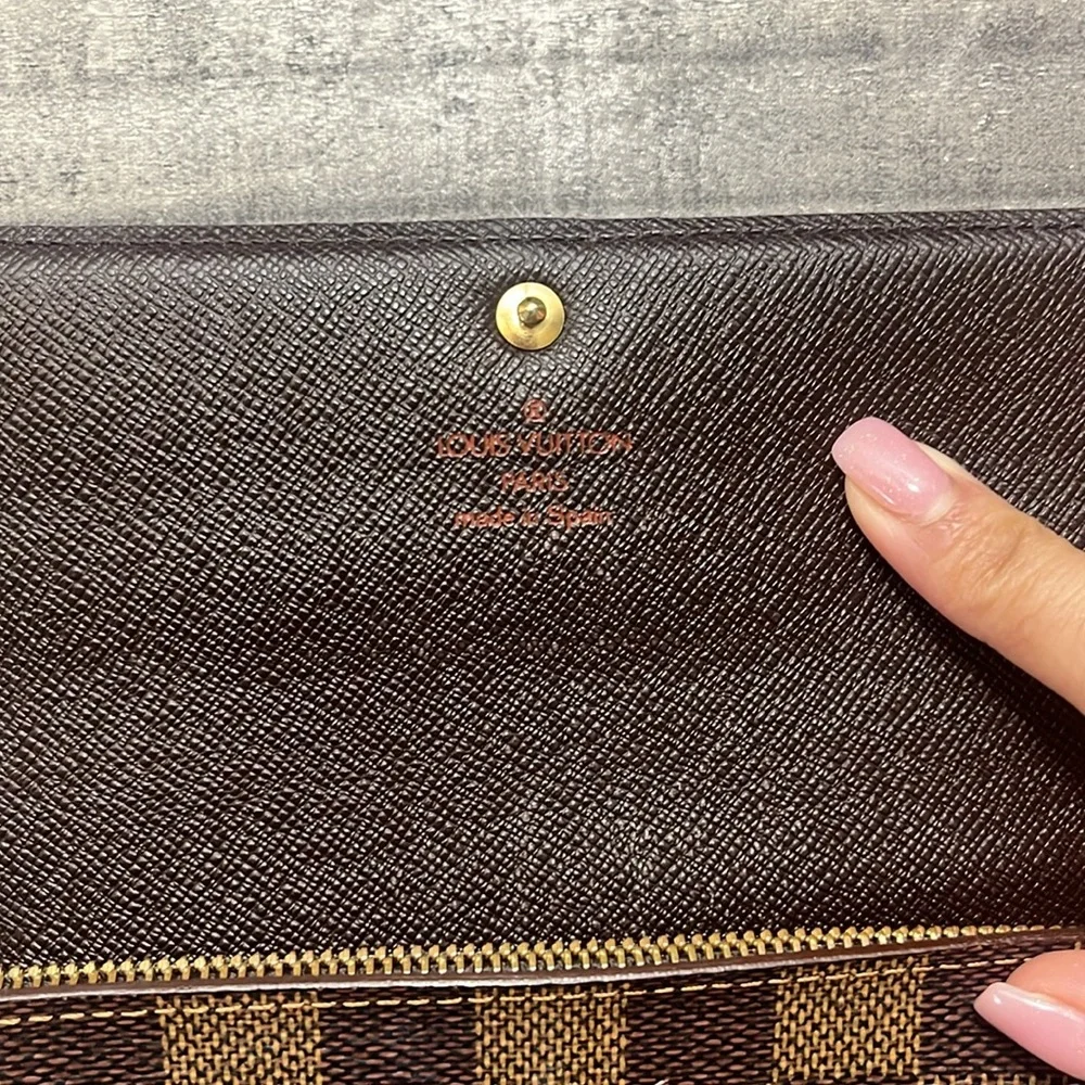 LOUIS VUITTON Damier Ebene Sarah Wallet - Picture 2 of 11